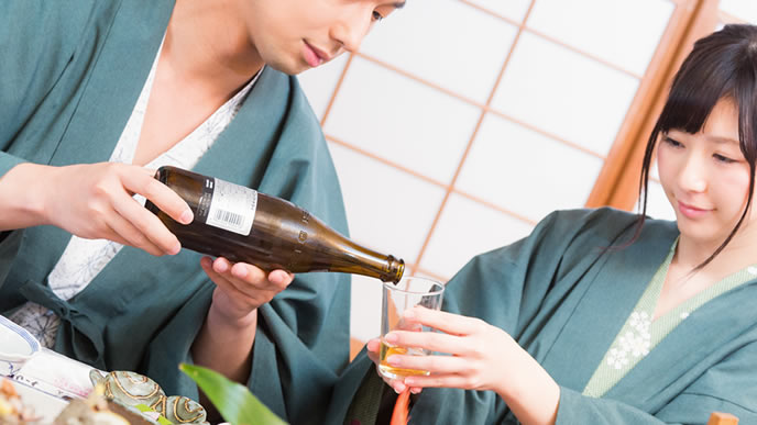 有給を使って温泉旅行を楽しむカップル