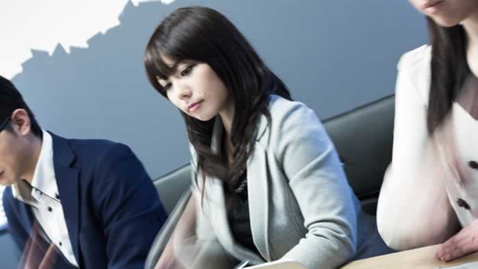 転職を考えつつ仕事をしている女性