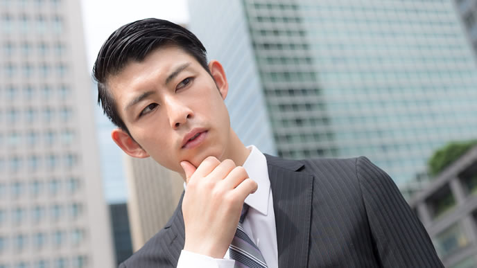 戦略を考えている営業マン