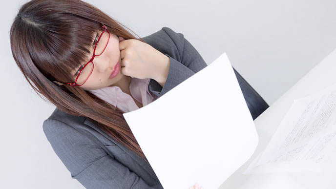 字が汚くて困っている女性