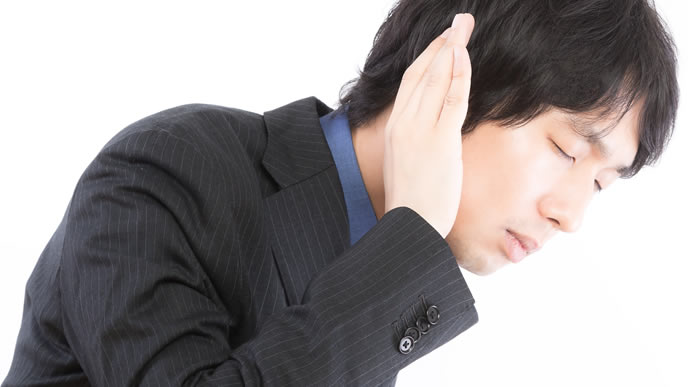 耳をすまして聞いている質問者