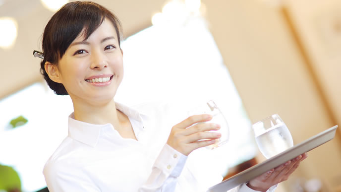 カフェで働く真面目な大学生