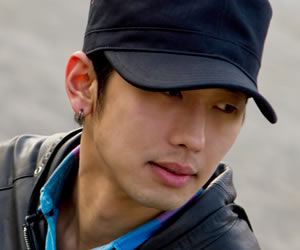 コミュ力が無い帽子姿の男性