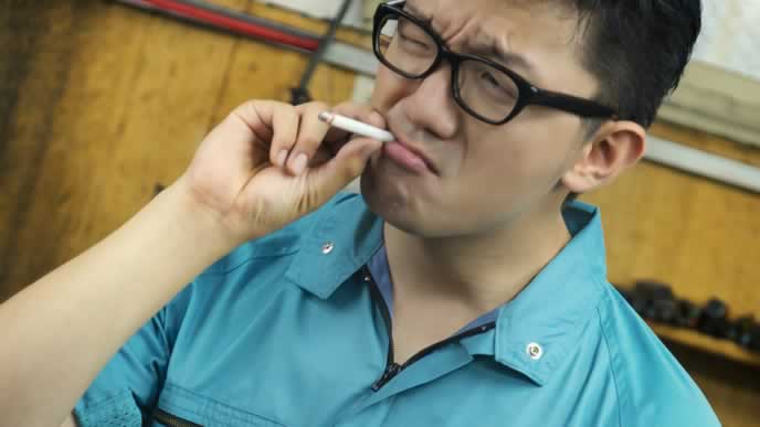 工場勤務の真面目な男性