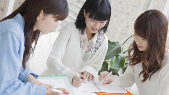 資格取得に精がでる女性