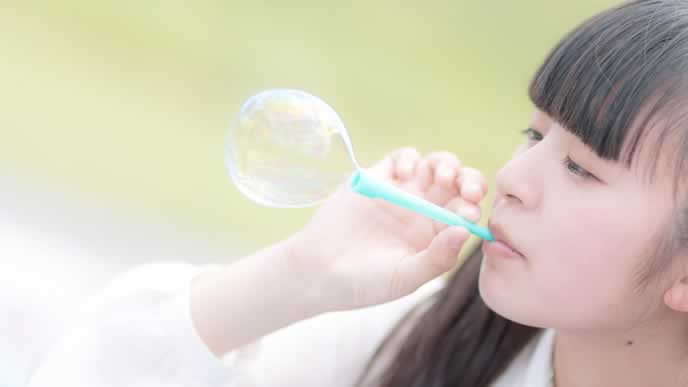 シャボン玉で遊んでいる女性