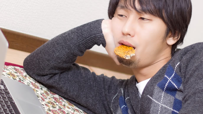 寝ながら資格取得を目指す男性