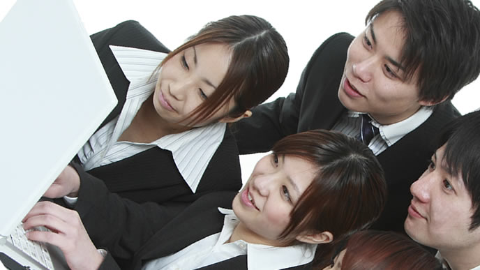 企業の内定式を確認する大学生