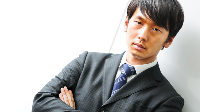 清潔感のあるスーツを着る男性