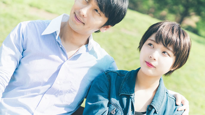 憧れの女性とデート中の男性