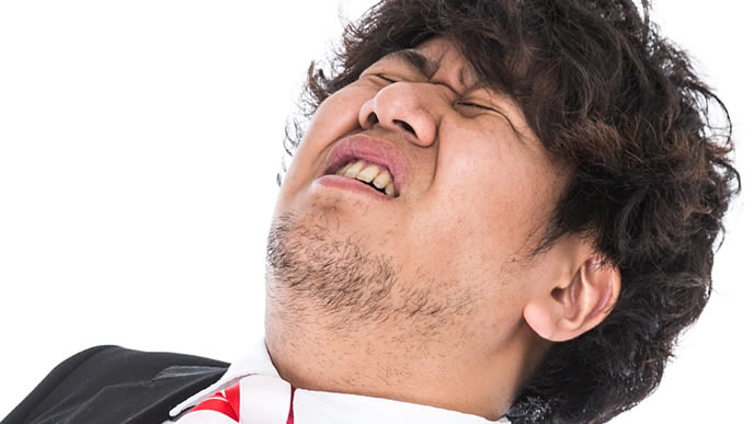 仕事が辛いと顔に出ている男性