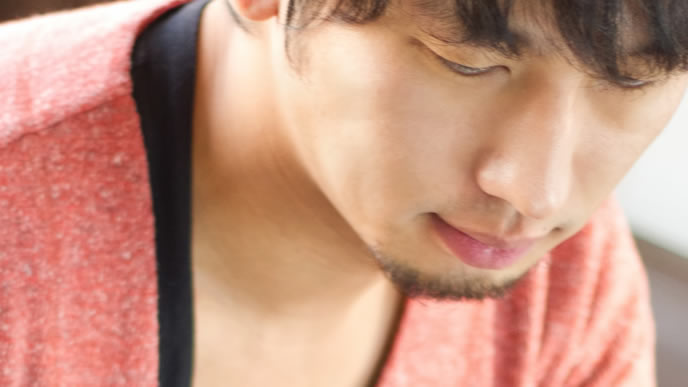 内定辞退するか迷っている男性