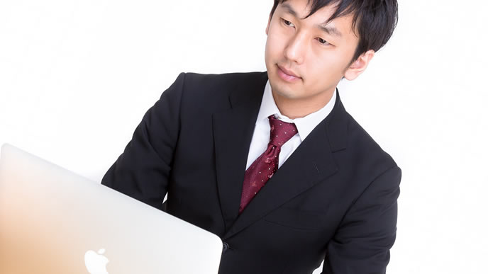 内定辞退をメールでしようとしている男性