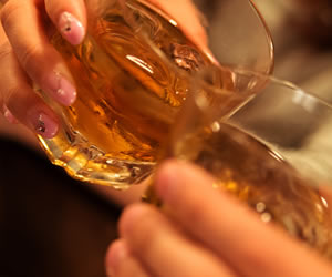 友だちと乾杯している風景