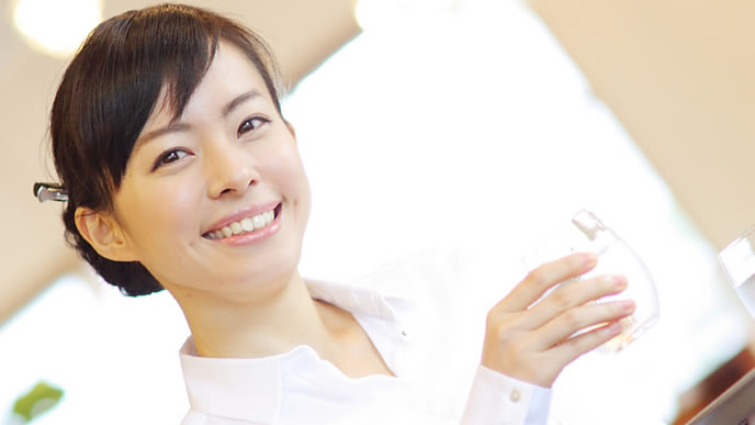 ファミレスで仕事中の女性