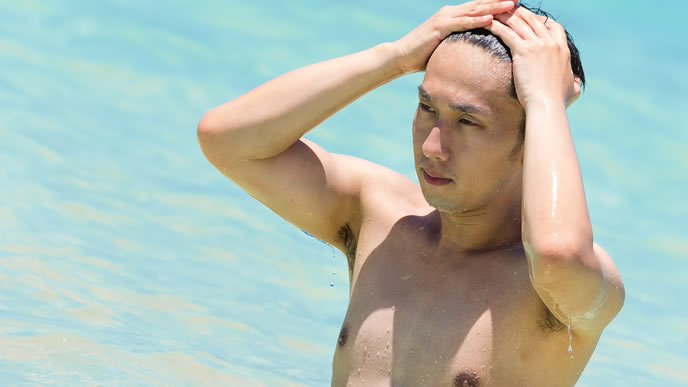 転職前にバカンスしている男性