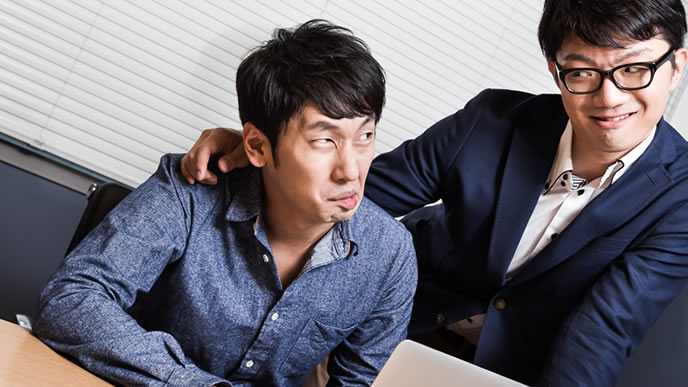 書類の提出を求められる男性