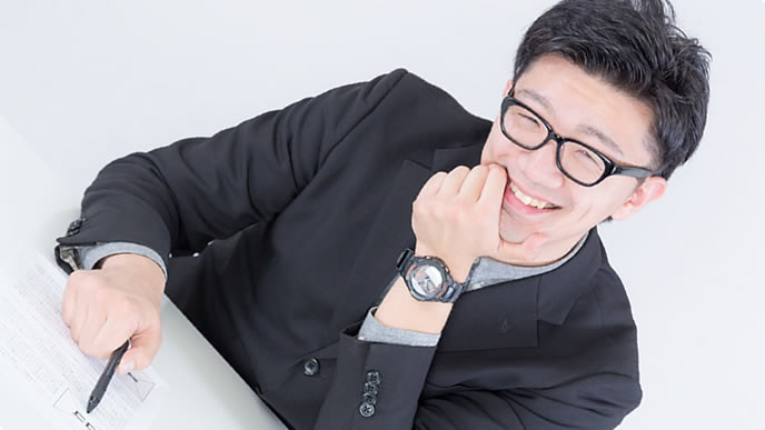 書類を簡潔にしろと迫る男性