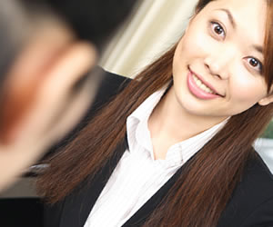 丁寧な姿勢で相談にのる女性