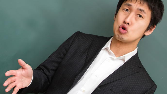 全員に向かって熱弁する男性
