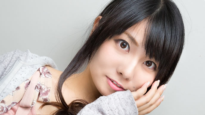 ぶりっこな表情の女性