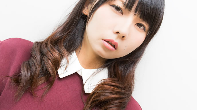 裏の顔を出した女性