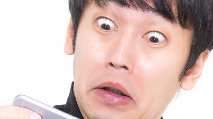 注意点を確認して驚く男性