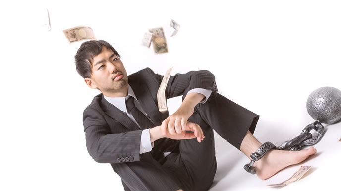 給与など待遇に不満がある男性