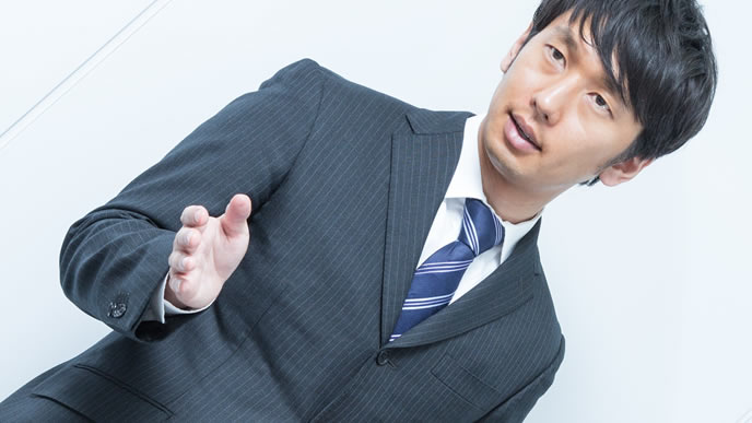 真面目な説明をする男性社員
