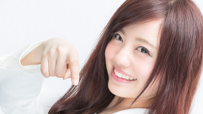 チェックする項目を指す女性