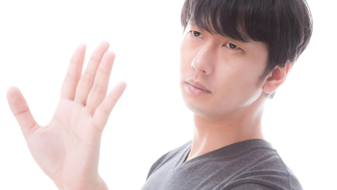ちょっと待ってとアピールする男性