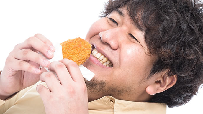 大好物のコロッケに笑顔を見せる男性