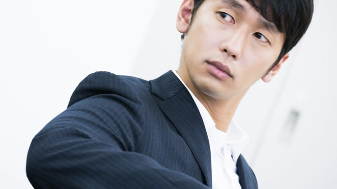 振り向きざまにキメ顔をする男性