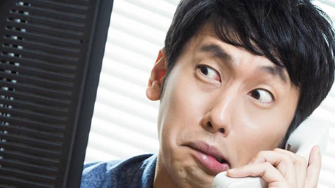 クライアントに確認を取る社員