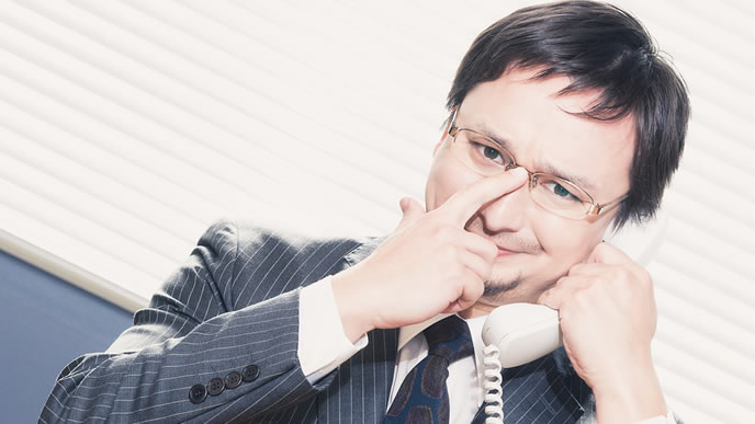 電話で連絡する誠意のある男性