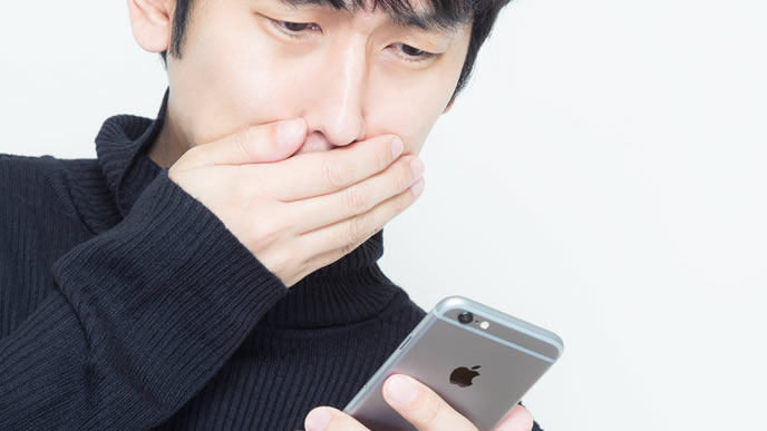 緊張で電話が掛けられないシャイな男性