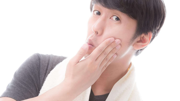 ヒゲのチェックに余念がない男性