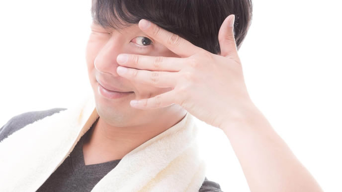 ポーズを決めるお気楽な男性