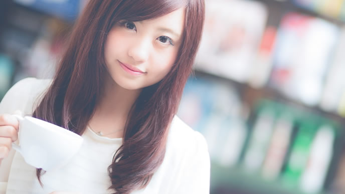 真っ直ぐこっちを見つめる女性