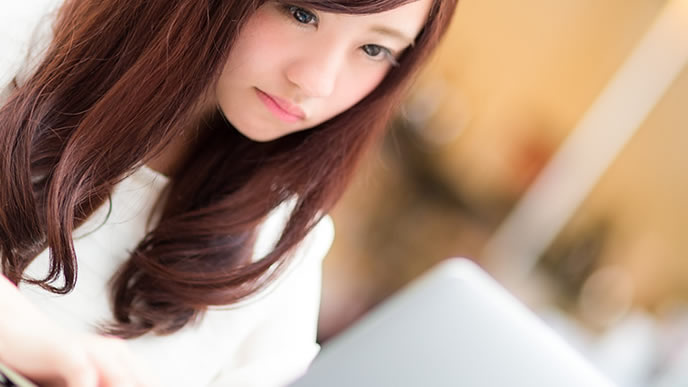履歴書の書き方がわからず困る女性