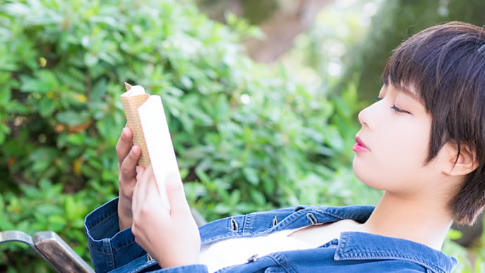 資格の勉強に励む女性