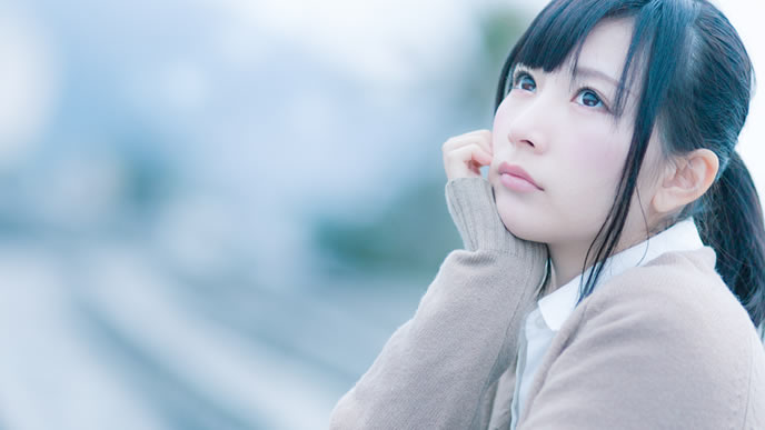 メリットについて考えている女性