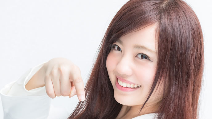 注意点を告知する研究員の女性