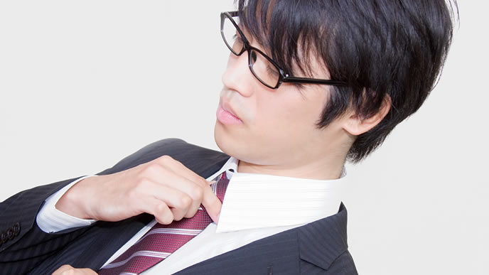 真面目な格好の真面目な男性