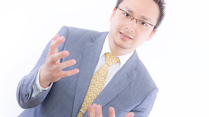 経験談を交えて熱弁する男性