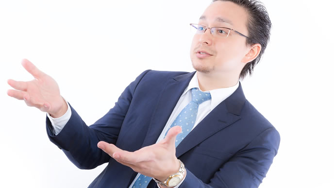 怪しい手の動きで話す男性