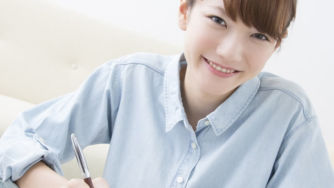 要点をチェックするにこやかな女性