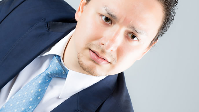 真剣な目で質問に答える男性