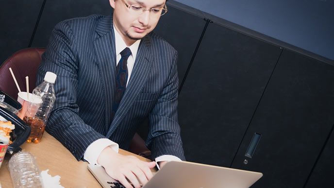 経験を活かして仕事をする男性