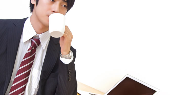 資格の勉強中に休憩する男性